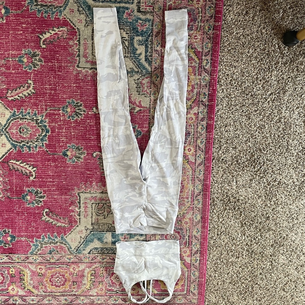 Lululemon white and grey high rise legging + sports bra set.